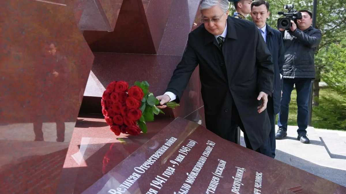 Касым-Жомарт Токаев поздравил казахстанцев с Днем Победы