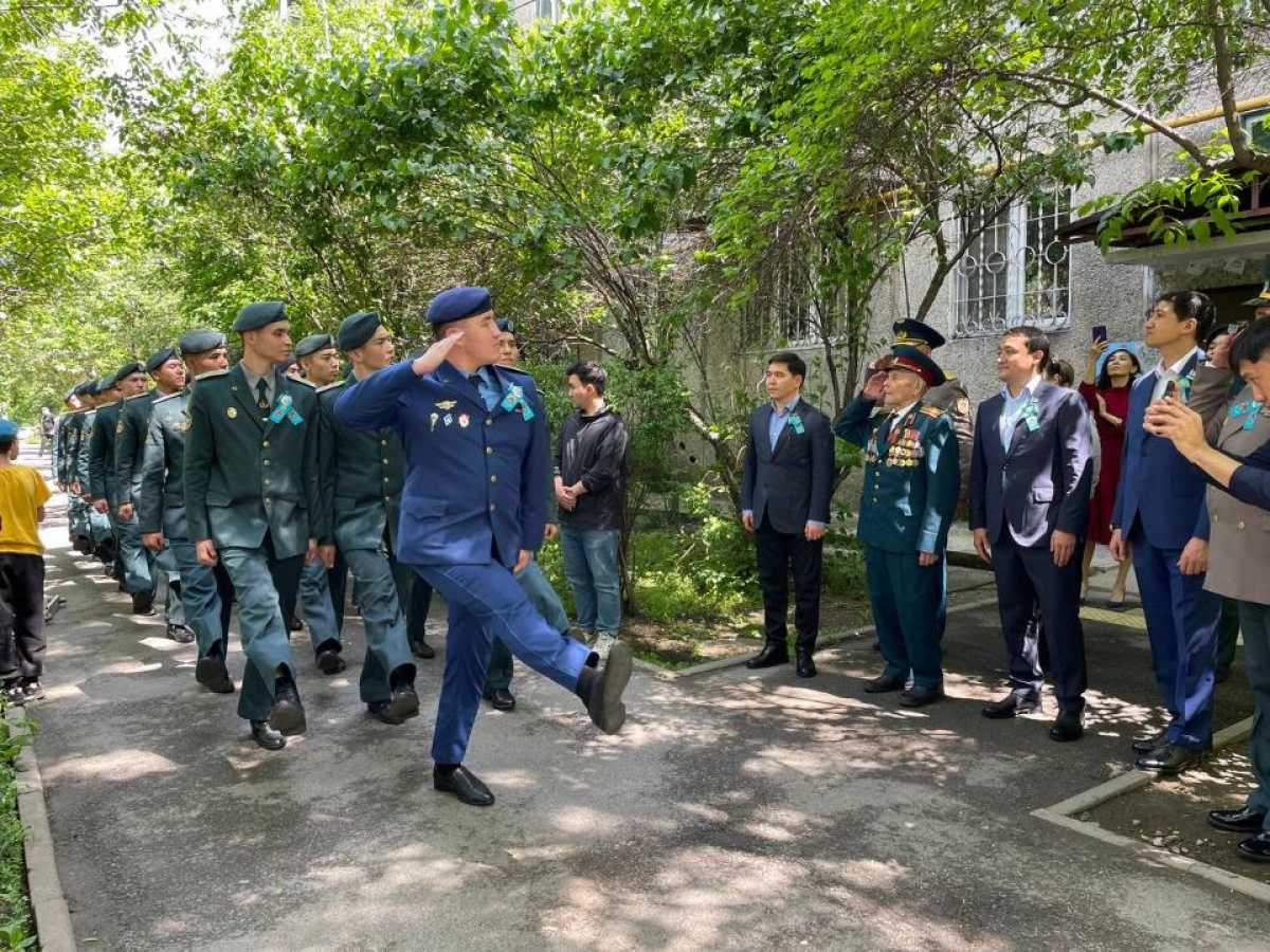 Почести и уважение оказали ветеранам войны военнослужащие в Алматы