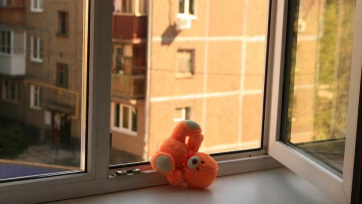 4-летняя девочка выпала из окна многоэтажки в Павлодаре