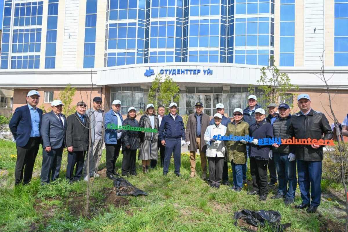 Волонтеры подарили саженцы жителям Астаны