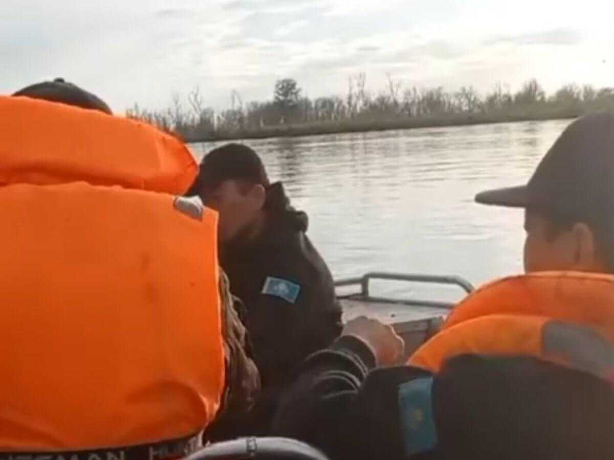 7 человек застряли посреди большой воды из-за паводка в ЗКО