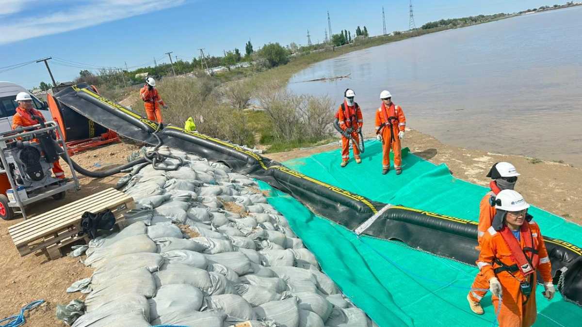 В городе Атырау вдоль опасных участков реки Урал установлены боны