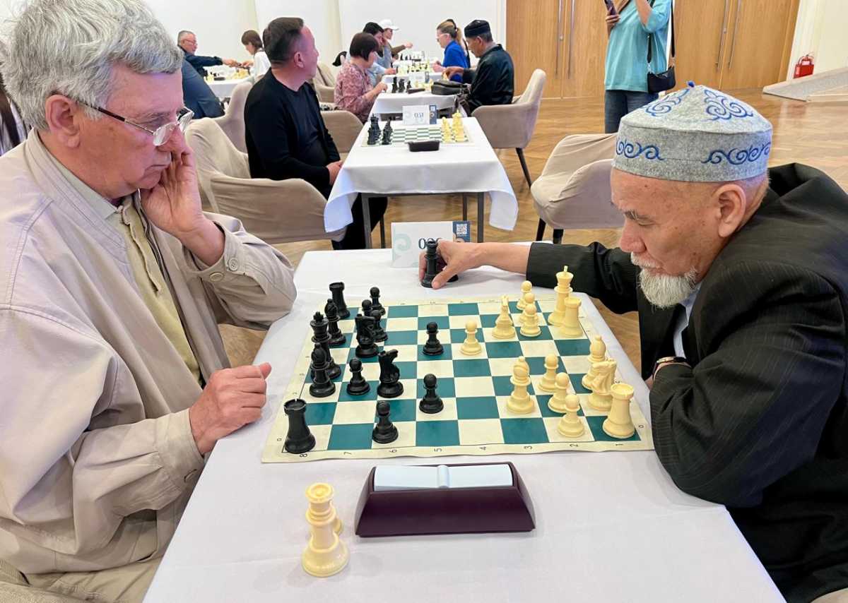 Депутаты маслихатов сошлись за шахматной доской в Кокшетау