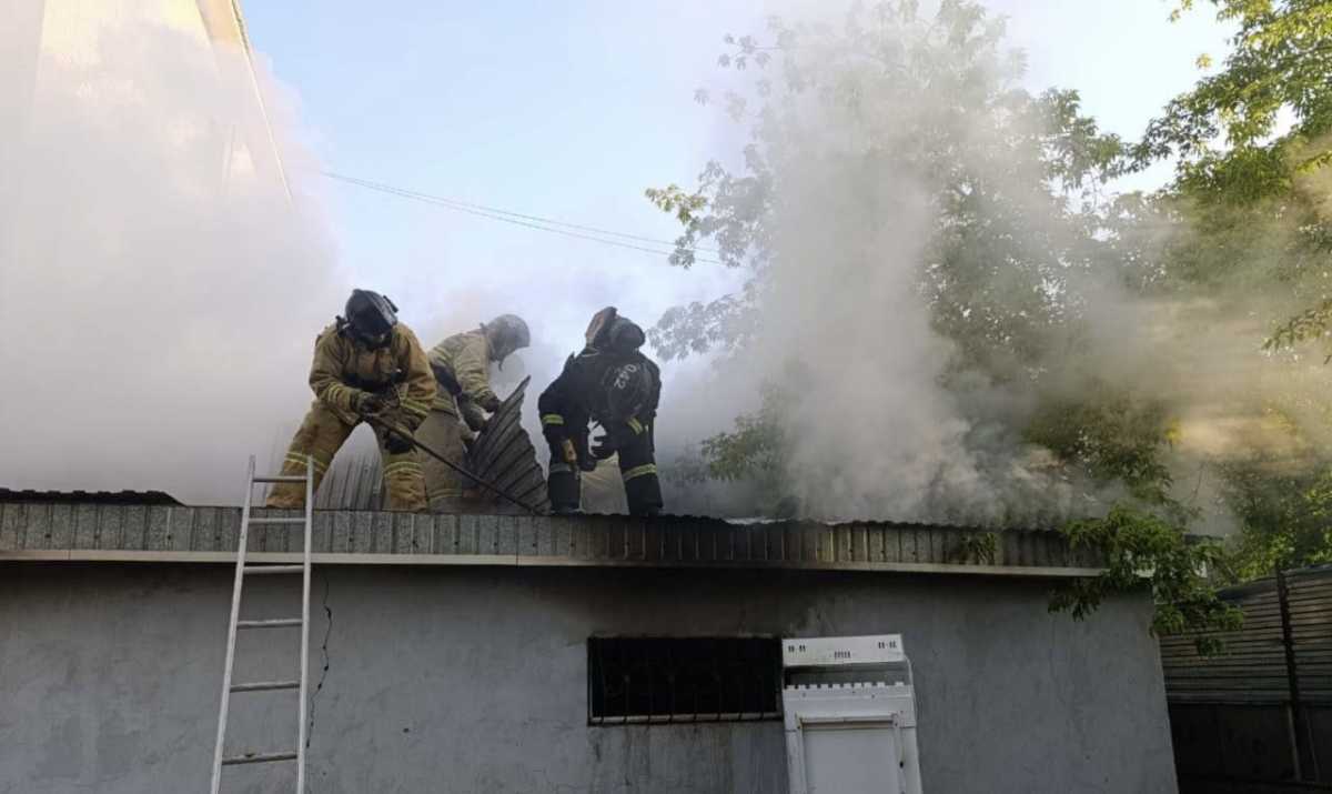 40 человек эвакуировали из-за пожара в мини-пекарне в пятиэтажке Актобе