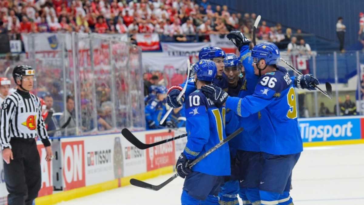Сборная Казахстана по хоккею выиграла Польшу на ЧМ и сохранила место в топ-дивизионе