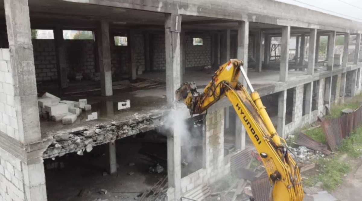 В Алматы под снос попал очередной строительный объект
