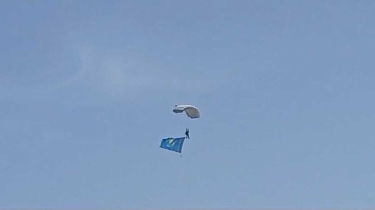 На учениях в Турции десантник из Казахстана раскрыл в небе казахстанский флаг