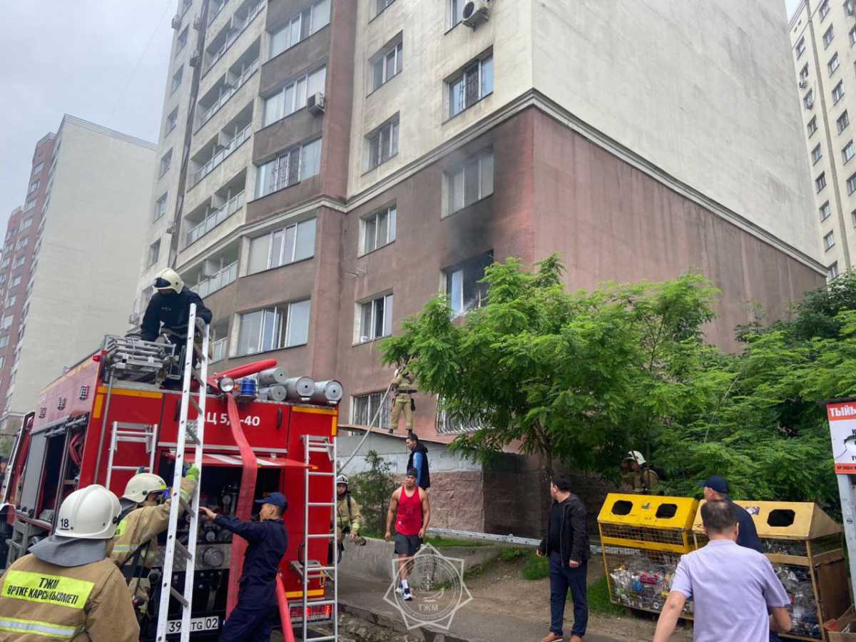 Спасатели эвакуировали 15 человек при пожаре в многоэтажке в Алмат