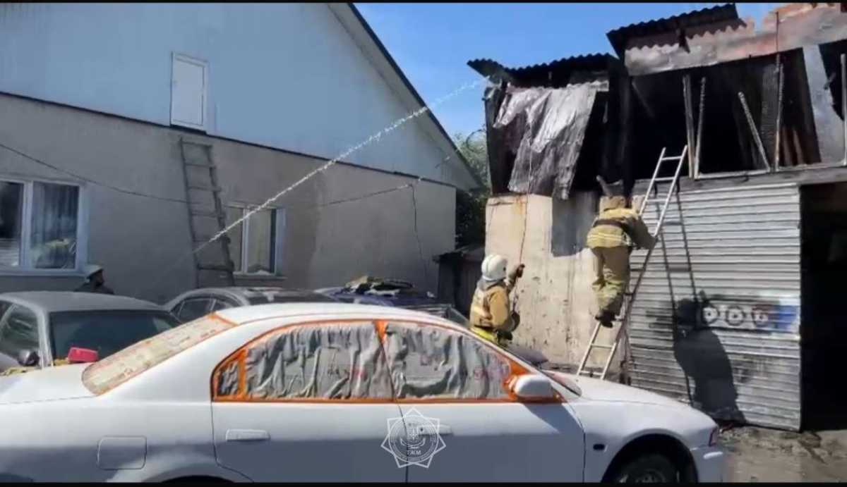 Мастерская по ремонту авто горела в Алматы