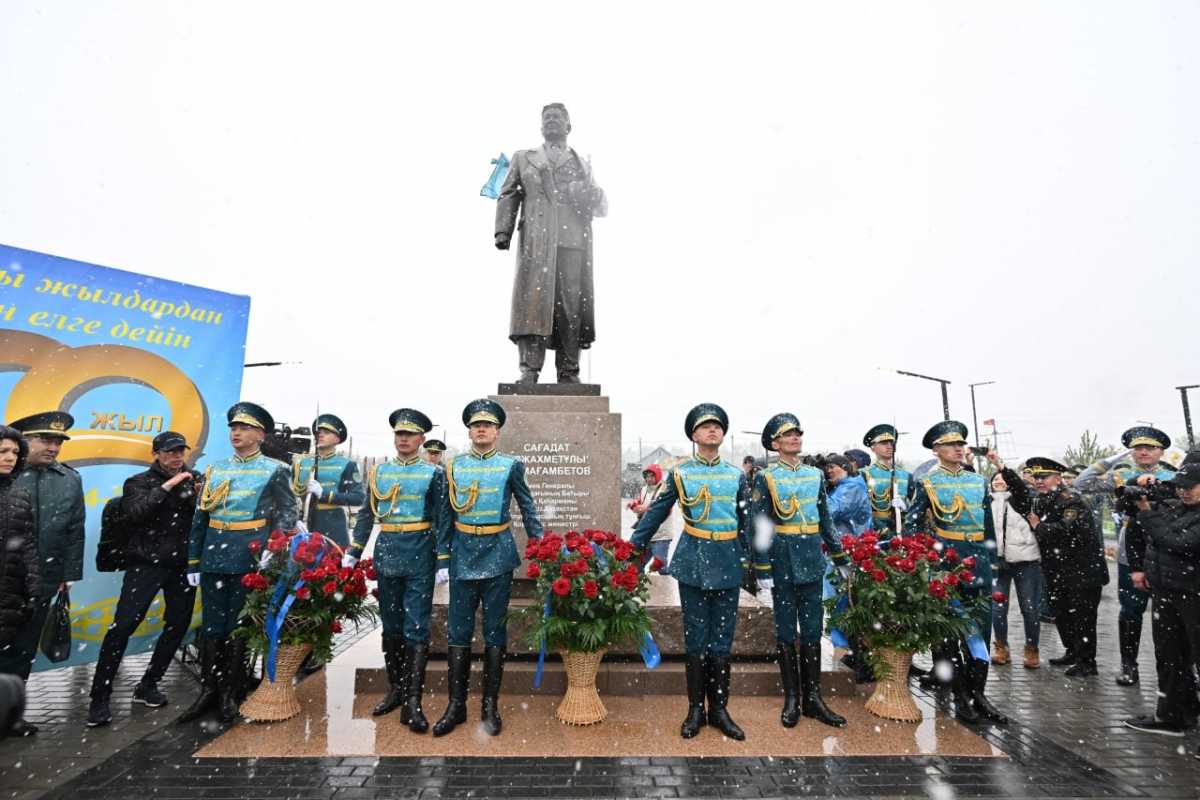 В Акколе открыли памятник первому министру обороны независимого Казахстана Сагадату Нурмагамбетову