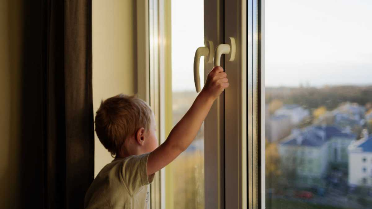 3-летний мальчик выпал из окна в Костанае