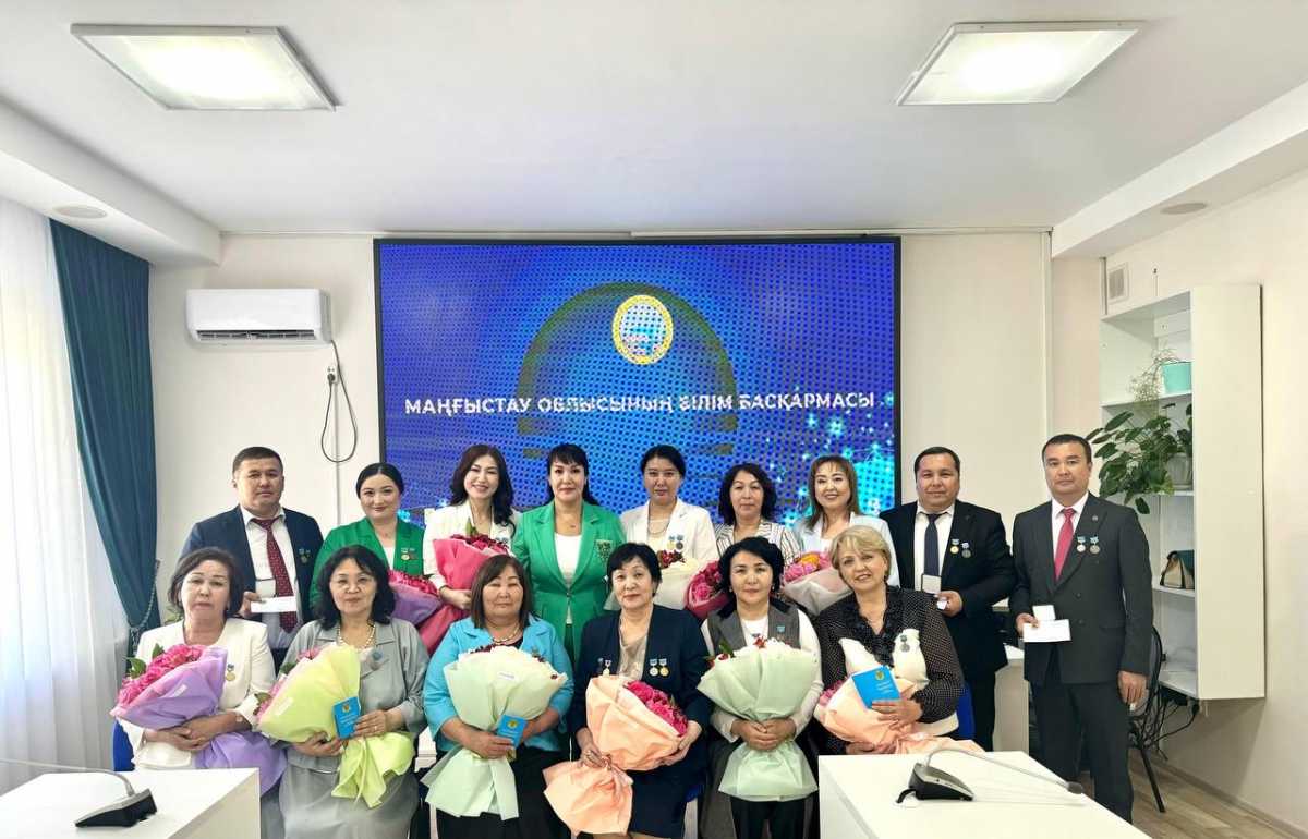 Более 240 педагогов Казахстана получили награды