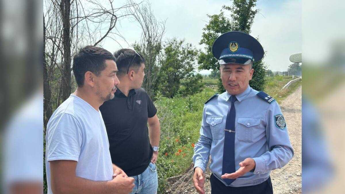 Обследование республиканской трассы провели полицейские и автоблогеры в Алматинской области