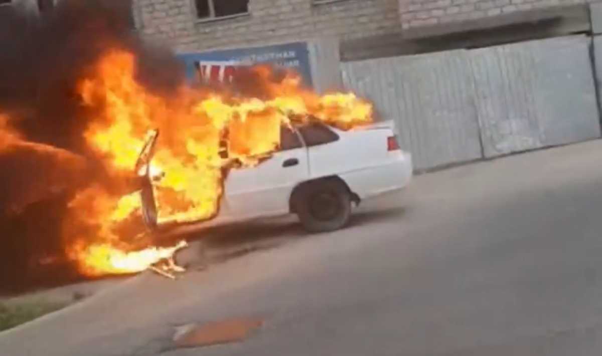 Автомобиль загорелся на дороге в Актау