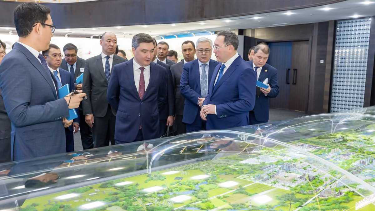 Олжас Бектенов заслушал планы по развитию городов Конаев и Алатау