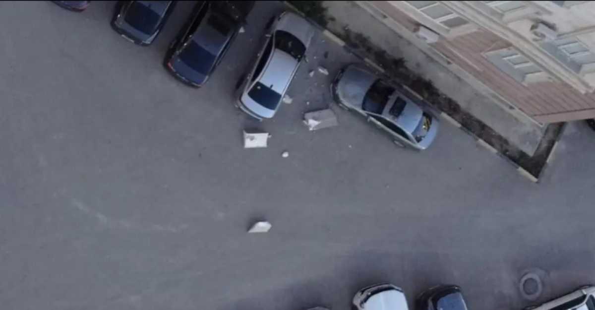 Карниз рухнул с крыши многоэтажки на автомобили в Актау