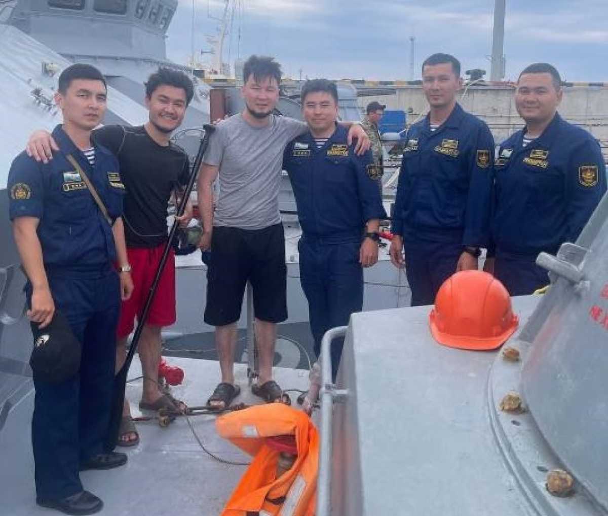 Военные моряки Вооруженных сил спасли людей, унесенных в открытое море