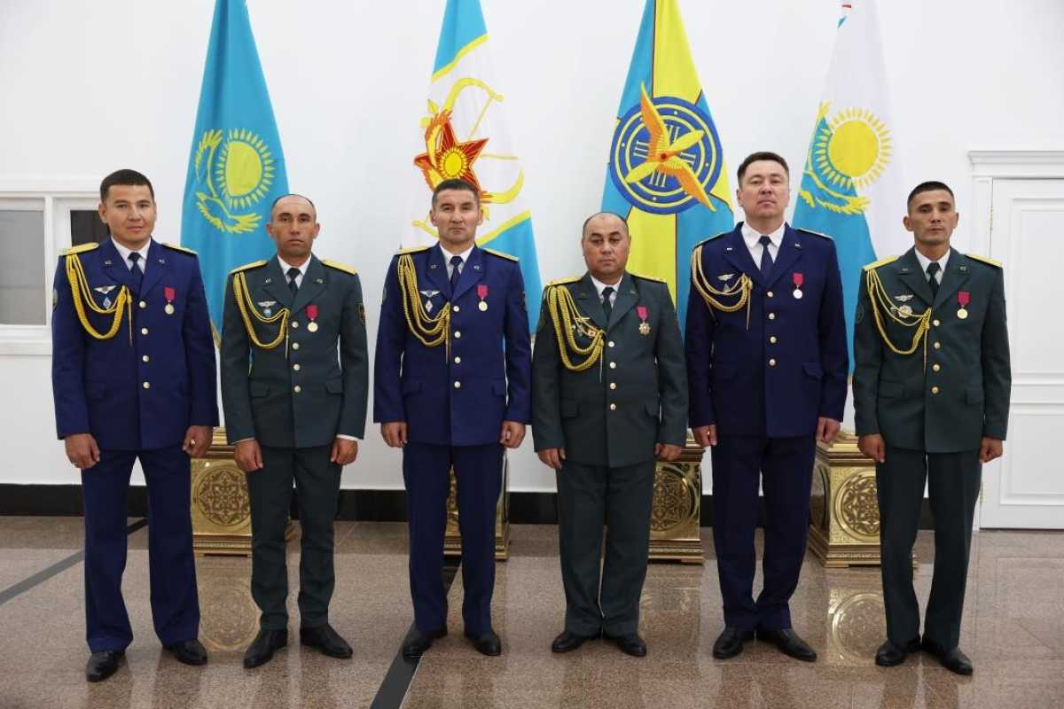 Президент наградил военнослужащих Вооруженных сил, отличившихся в период паводка