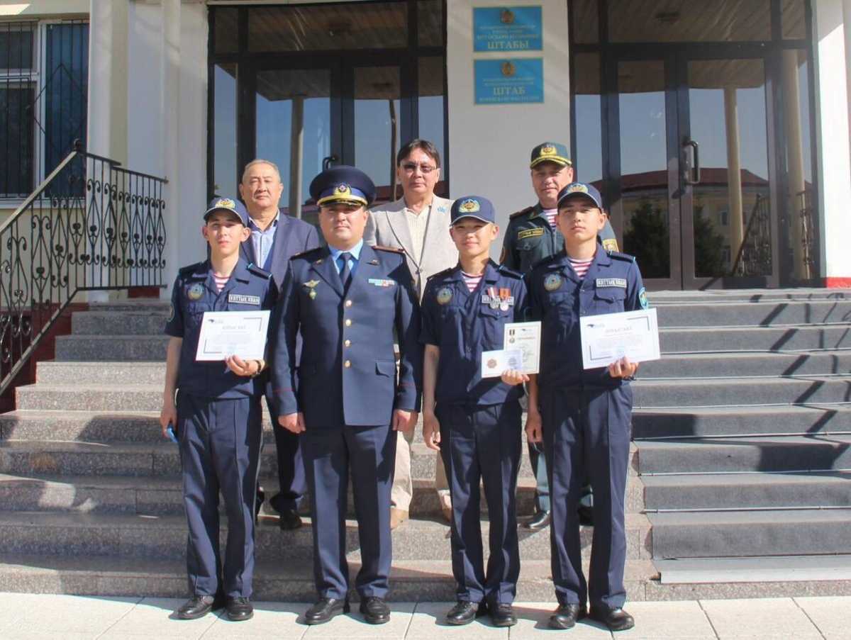 Гвардейца наградили медалью за спасение подростка в Астане