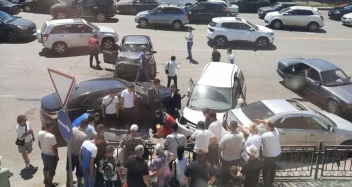 Авто свадебного кортежа с невестой попало в ДТП в Караганде