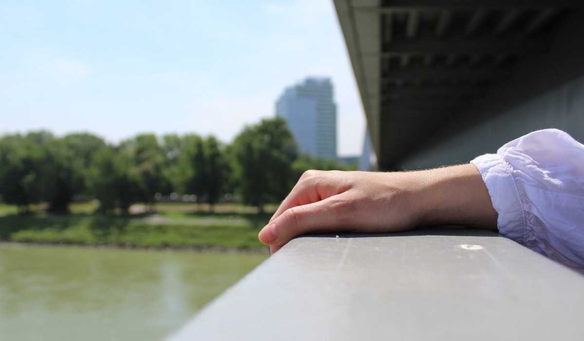 Беременная женщина хотела спрыгнуть с моста в Павлодаре