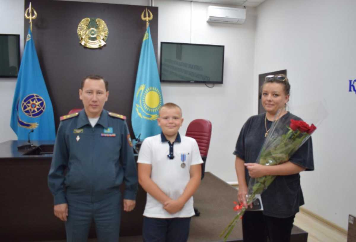 10-летний герой из Кокшетау получил медаль от МЧС