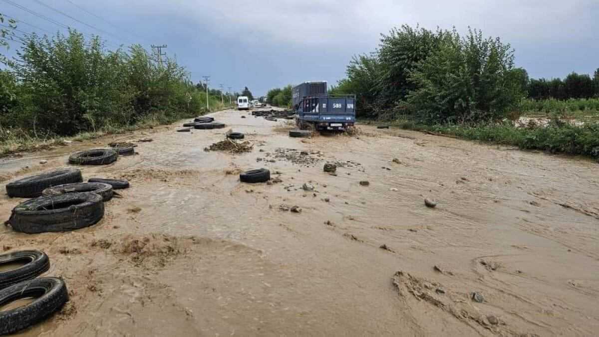 Селевые потоки разрушили дороги, смыли авто в Кыргызстане