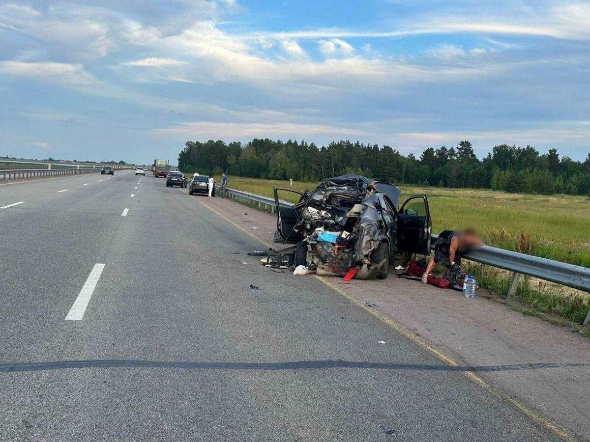 Грузовик въехал в припаркованный на обочине автомобиль в Акмолинской области