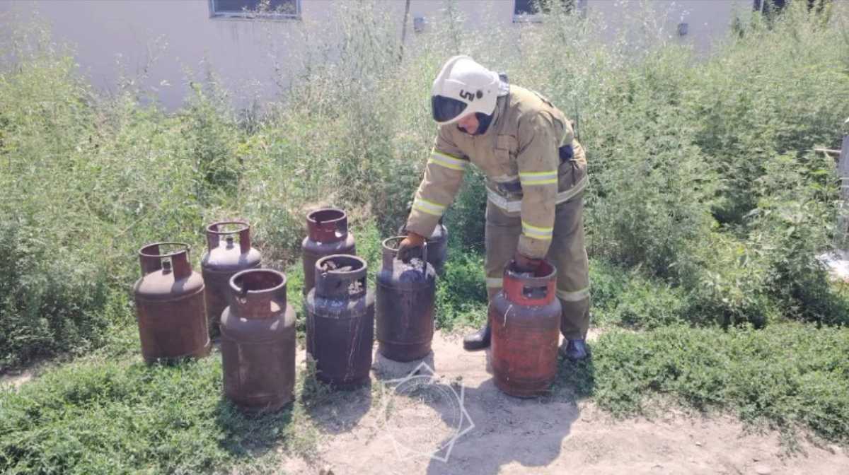 9 газбаллонов вынесли из огня спасатели в Алматинской области