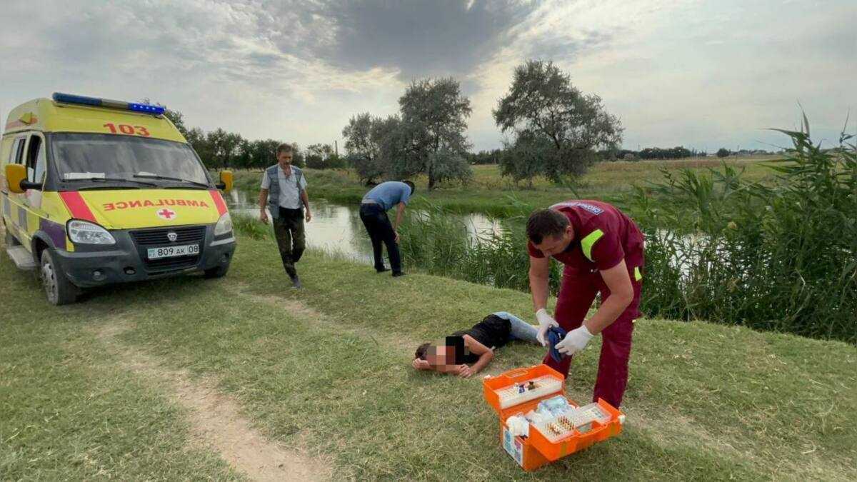 Транспортный полицейский спас тонущую в воде женщину в Жамбылской области