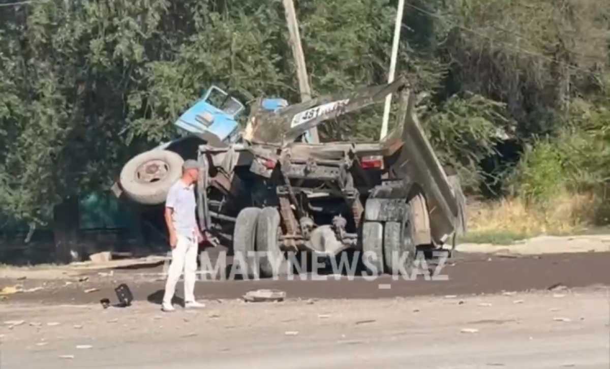 Два грузовых автомобиля столкнулись в Алматинской области: водителей госпитализировали
