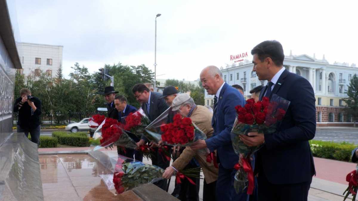 День Абая в Астане начался с возложения цветов к памятнику великого мыслителя