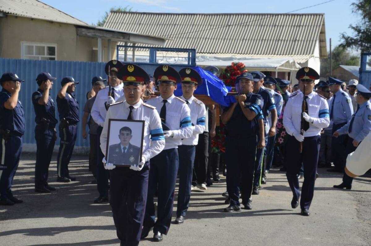 В Жамбылской области простились с полицейскими, погибшими в ДТП