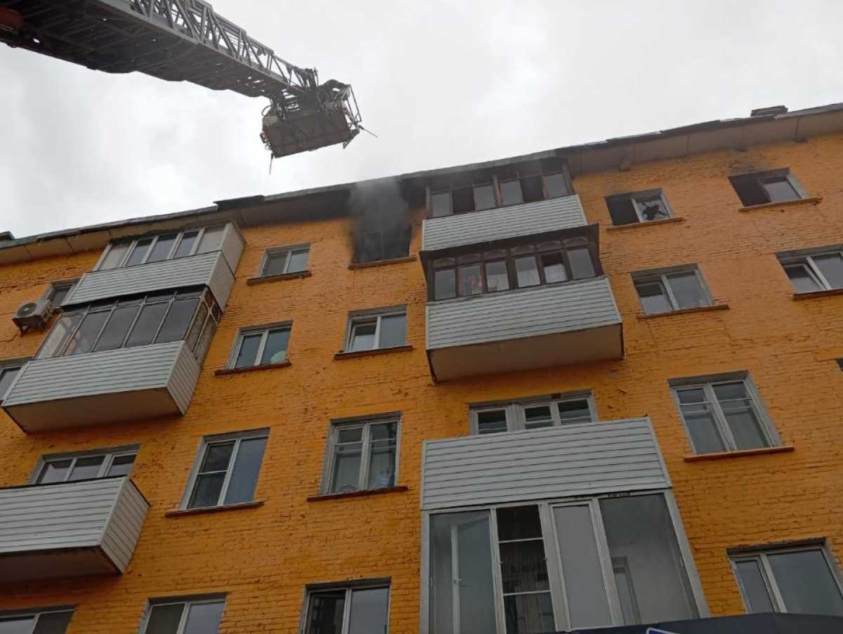 В Усть-Каменогорске пожарные ликвидировали огонь, охвативший квартиру