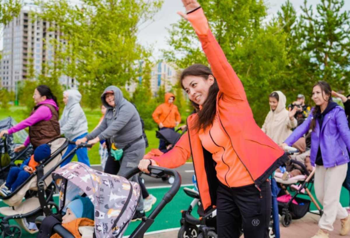 В Астане прошёл парад колясок среди матерей, ухаживающих за детьми