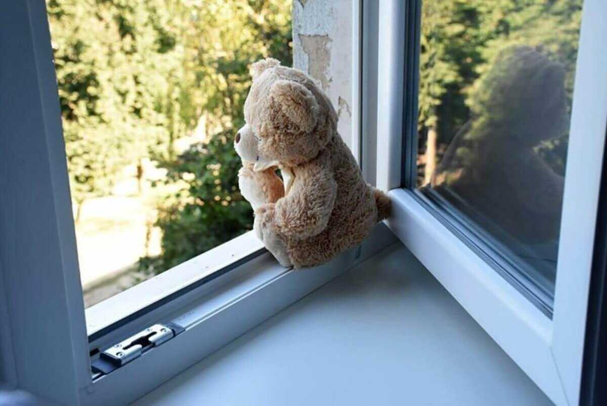 Трехлетний мальчик выпал из окна пятого этажа и погиб в Балхаше