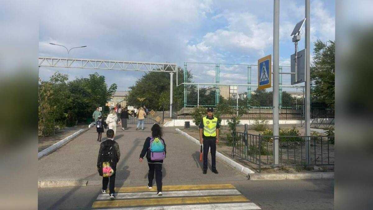 Полиция дежурит на пешеходных переходах вблизи образовательных учреждений в Алматинской области