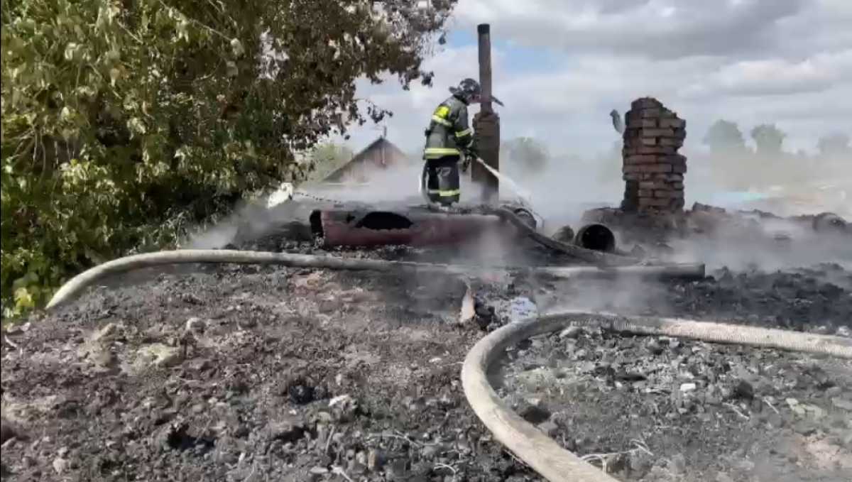 В ВКО ликвидировали пожар в двухквартирном доме