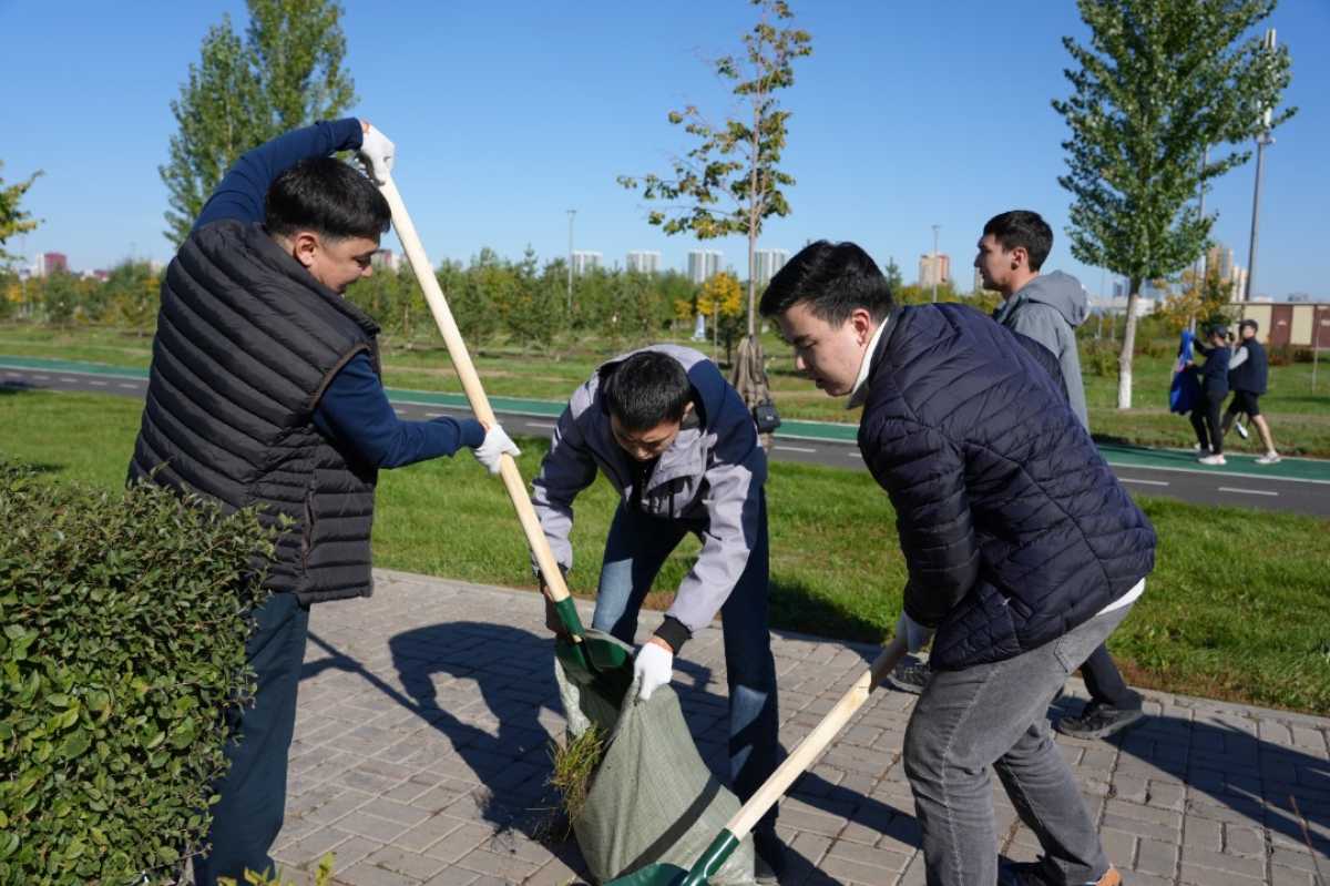 Сотрудники Министерства транспорта РК приняли участие в общегородском субботнике