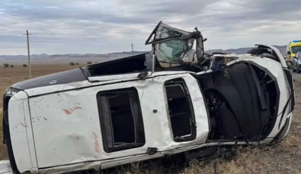 Автомобиль перевернулся на трассе в Жетысуской области: погибло два человека