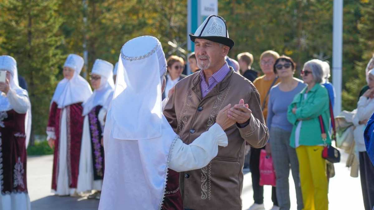 Концерт в честь Международного дня пожилых организовали в столичном парке