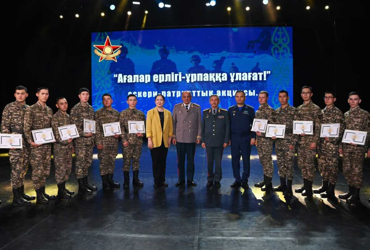 Казахстанские солдаты-срочники получили сертификаты на бесплатное обучение