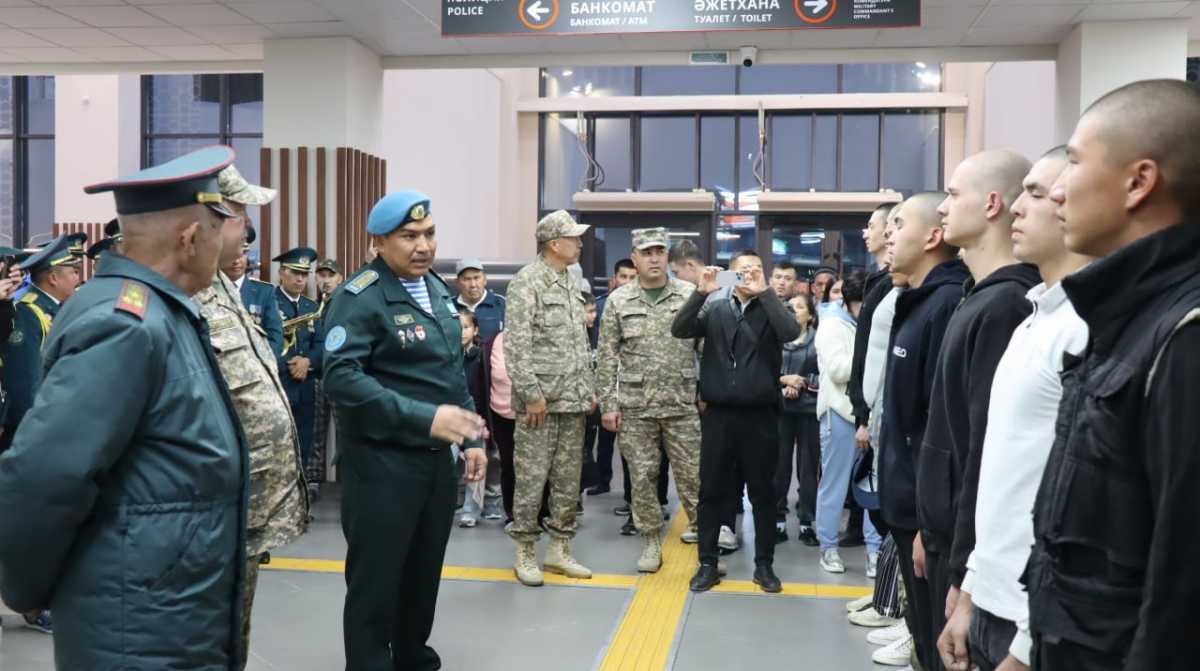 В Шымкенте прошли торжественные проводы новобранцев в армию