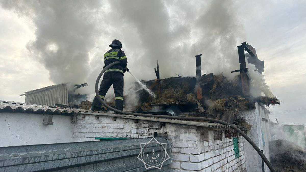 В области Абай потушено горящее сено