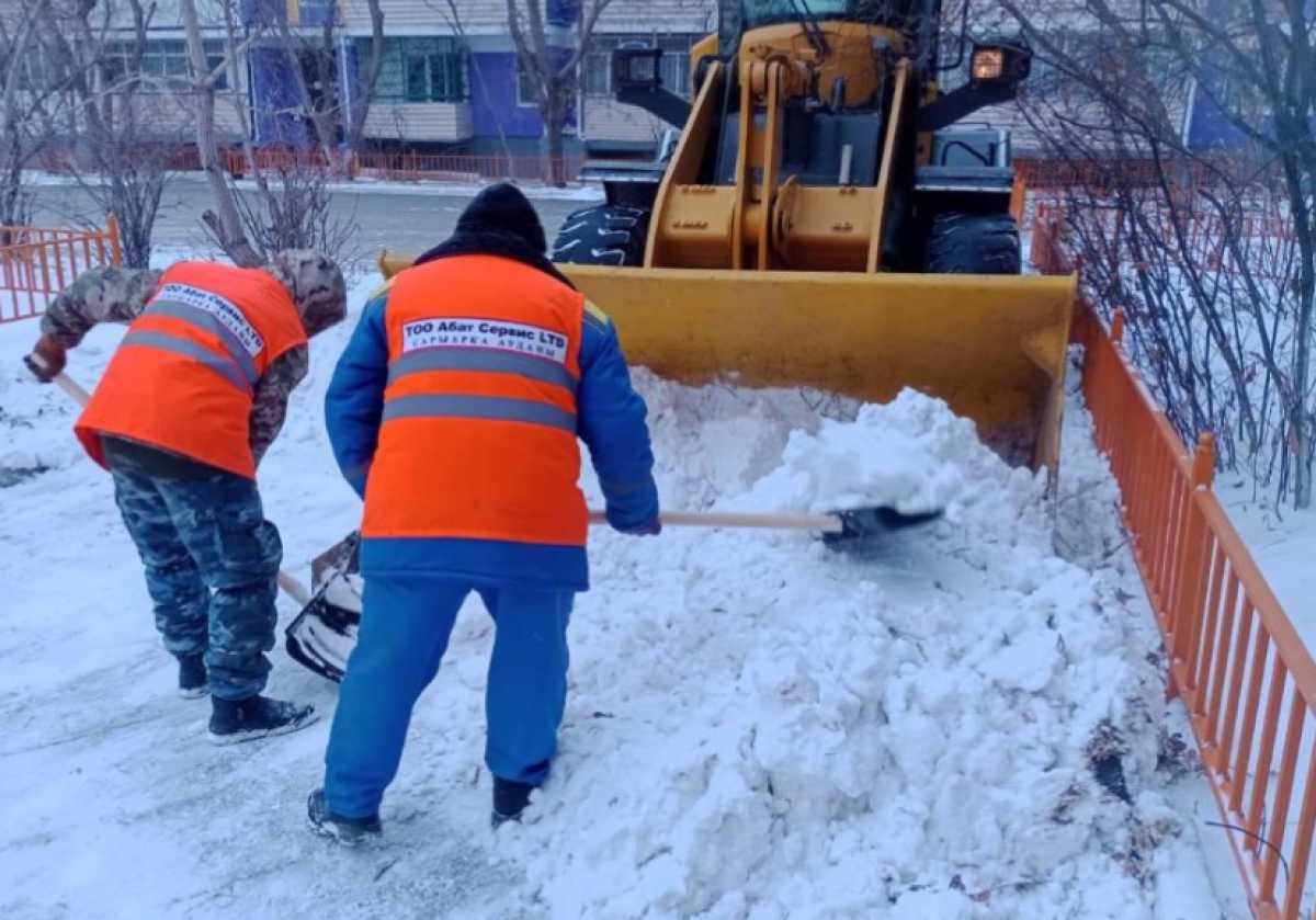 Метель и снег: коммунальные службы Астаны работают в усиленном режиме