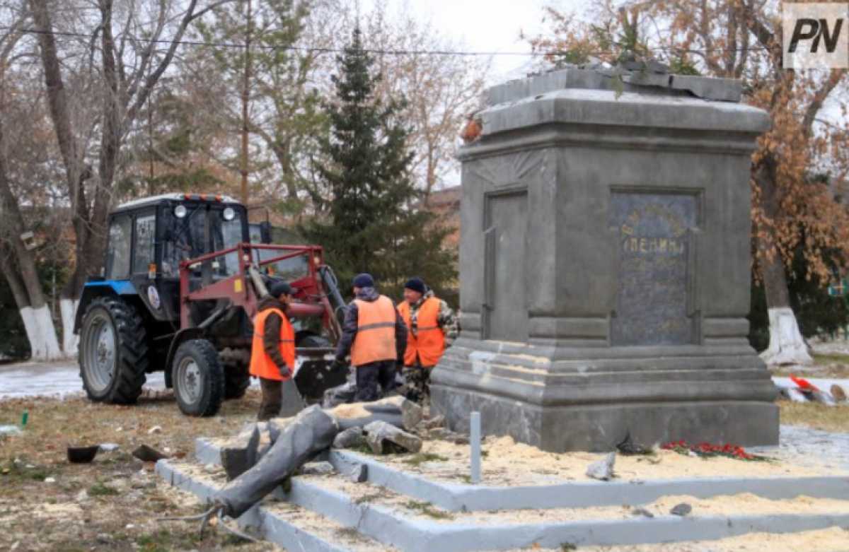 Памятник Ленину рухнул в Павлодаре