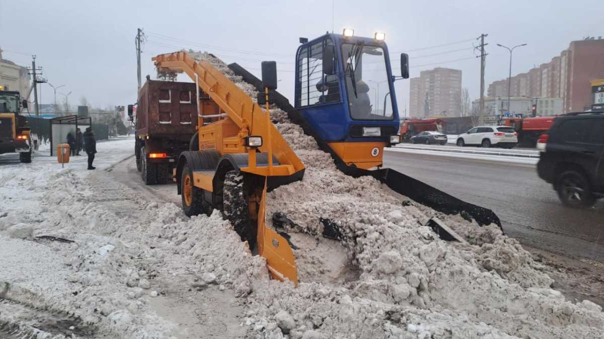 Более 1,2 тыс. единиц спецтехники и 2400 дорожных рабочих задействованы в снегоуборочных работах в столице