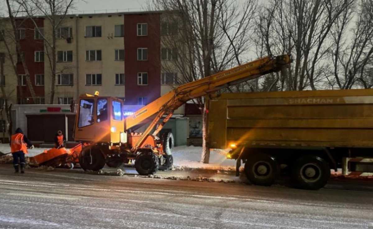 Снегопад в Астане: свыше 1300 единиц спецтехники вышли на уборку улиц