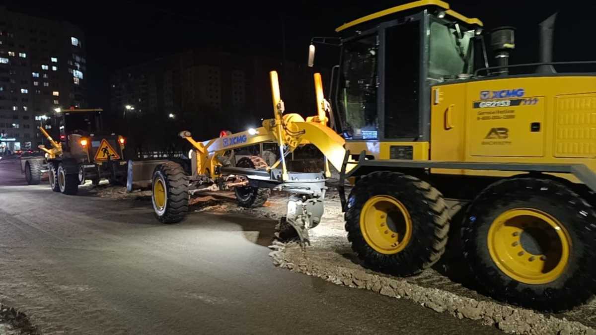 Более 2000 грузовиков со снегом вывезли за день из Астаны