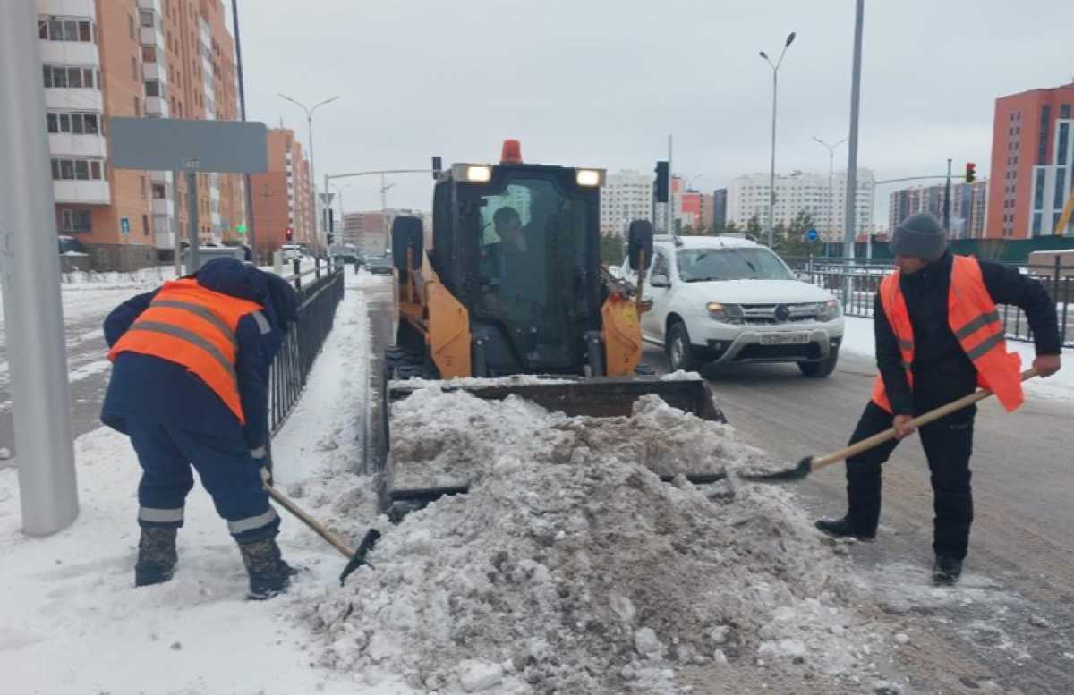 Больше 2600 рабочих и 1 200 единиц спецтехники вышли на уборку снега в Астане